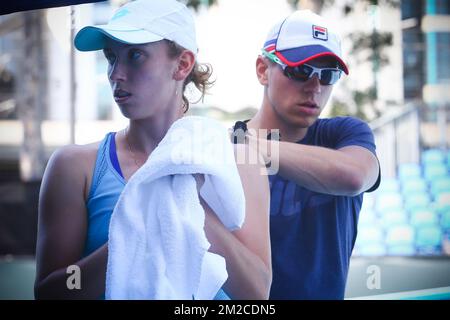 Robbe Ceyssens, Coach und Partner von Elise Mertens und Mertens, wurde vor ihrem Halbfinalspiel bei einem Fraueneinzelturnier des „Australian Open“ Tennis Grand Slam, Mittwoch, den 24. Januar 2018 in Melbourne Park, Australien, in einem Training vorgestellt. Der erste Grand Slam der Saison findet vom 15. Bis 28. Januar statt. BELGA FOTO PATRICK HAMILTON Stockfoto