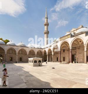 Istanbul, Türkei - 26. August 2022: Innenhof der Suleymaniye Moschee, in der nur wenige Touristen herumlaufen, eine osmanische kaiserliche Moschee auf dem dritten Hügel von Istanbul Stockfoto