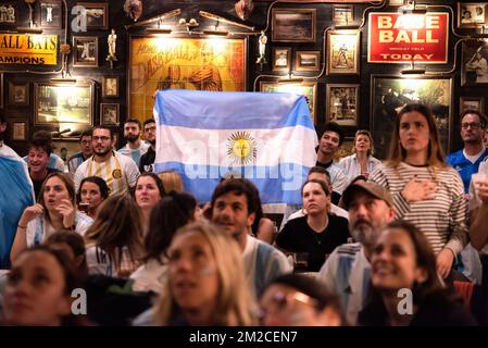 Barcelona, Spanien. 13.. Dezember 2022. Ein argentinischer Fan hebt die Nationalflagge in der Menge während des Halbfinalspiels gegen Kroatien. Etwa 100 Argentinier versammelten sich am Dienstag, den 13. November, in der Sonora Bar in Barcelona, um ihre Nationalmannschaft anzufeuern, die sich für das Finale der Fußballweltmeisterschaft qualifiziert hatte, nachdem sie Kroatien mit einem Tor von Messi 3-0 geschlagen hatten. (Foto: Ximena Borrazas/SOPA Images/Sipa USA) Guthaben: SIPA USA/Alamy Live News Stockfoto