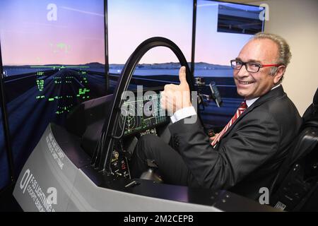 ASCO-Generaldirektor Christian Boas posiert für den Fotografen bei einer Demonstration eines F-35-Kampfjet-Flugsimulators, bei einem Treffen zur Bestätigung der langfristigen Zusammenarbeit zwischen ASCO Industries und Lockheed Martin und der Präsentation eines F-35-Flugsimulators am Donnerstag, den 25. Januar 2018 in Zaventem. BELGA FOTO LAURIE DIEFFEMBACQ Stockfoto