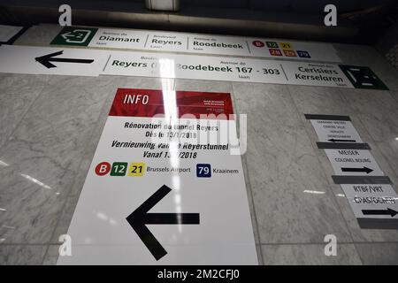 Das Bild zeigt ein Hinweisschild auf der Tunnelrenovierung in einer U-Bahn-Station von STIB-MIVB während eines Besuchs des Reyers-Straßentunnels zwischen der Autobahn E40 und Meiser und Montgomery während der Renovierungsarbeiten am Freitag, den 26. Januar 2018. BELGA FOTO ERIC LALMAND Stockfoto