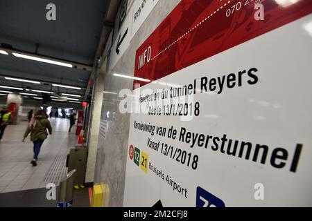 Das Bild zeigt ein Hinweisschild auf der Tunnelrenovierung in einer U-Bahn-Station von STIB-MIVB während eines Besuchs des Reyers-Straßentunnels zwischen der Autobahn E40 und Meiser und Montgomery während der Renovierungsarbeiten am Freitag, den 26. Januar 2018. BELGA FOTO ERIC LALMAND Stockfoto