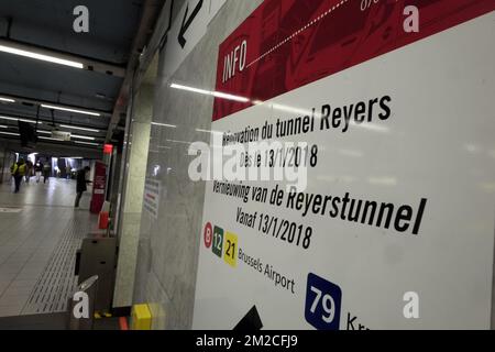 Das Bild zeigt ein Hinweisschild auf der Tunnelrenovierung in einer U-Bahn-Station von STIB-MIVB während eines Besuchs des Reyers-Straßentunnels zwischen der Autobahn E40 und Meiser und Montgomery während der Renovierungsarbeiten am Freitag, den 26. Januar 2018. BELGA FOTO ERIC LALMAND Stockfoto