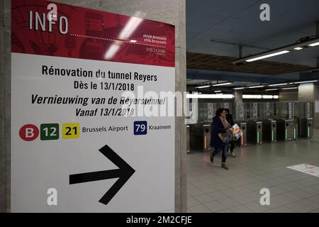 Das Bild zeigt ein Hinweisschild auf der Tunnelrenovierung in einer U-Bahn-Station von STIB-MIVB während eines Besuchs des Reyers-Straßentunnels zwischen der Autobahn E40 und Meiser und Montgomery während der Renovierungsarbeiten am Freitag, den 26. Januar 2018. BELGA FOTO ERIC LALMAND Stockfoto