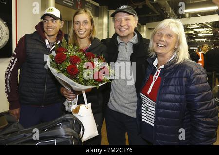 Mertens' coach and partner Robbe Ceyssens , Belgian Elise Mertens, father Guido and her mother pictured during the return of Belgian Elise Mertens (WTA 37) at Brussels airport in Zaventem, after the Australian Open tennis tournament, Saturday 27 January 2018. Mertens reached the semifinals of the women's singles tournament at the 'Australian Open' tennis Grand Slam, where she was defeated by Danish Wozniacki on Thursday. Stockfoto