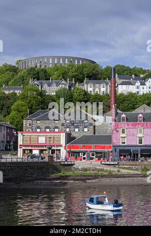 Oban Distillery und McCaig's Tower auf Battery Hill mit Blick auf die Stadt Oban, Argyll und Bute, Schottland, Großbritannien | Vue sur McCaig's Tower à Battery Hill et la Destillerie d'Oban, Argyll und Bute, Ecosse, Royaume-Uni 05/06/2017 Stockfoto