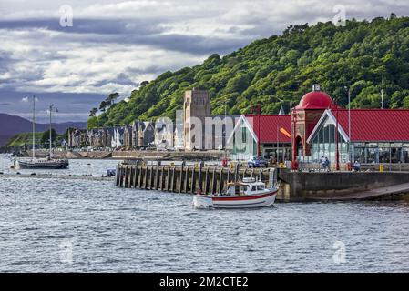 North Pier mit EE-Usk Seafood Restaurant und St Columba's Cathedral and Oban, Argyll and Bute, Schottland | Restaurant Fruits de mer EE-Usk et la cathédrale St-Columba au ville d'Oban, Argyll and Bute, Ecosse, Royaume-Uni 05/06/2017 Stockfoto