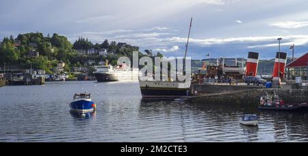 Fähre zur Isle of Mull von Caledonian MacBrayne und PS Waverley, letzter Seefahrtschiff-Dampfer im Hafen von Oban, Argyll und Bute, Schottland | Fährschiff Caledonian MacBraynee et PS Waverley, dernier bateau à roues à aubes à Passagers dans le Port d' Oban, Argyll und Bute, Ecosse, Royaume-Uni 05/06/2017 Stockfoto