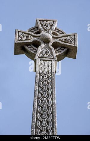 Denkmal mit keltischem Kreuz, das dem Massaker des Clans MacDonald von Glencoe im Jahr 1692 gedenkt, Glen Coe, Lochaber, Scottish Highlands, Schottland, UK | Monument commémorant le Massacre du Clan MacDonald of Glencoe de 1692, Glen Coe, Lochaber, Ecosse, Royaume-Uni 04/06/2017 Stockfoto