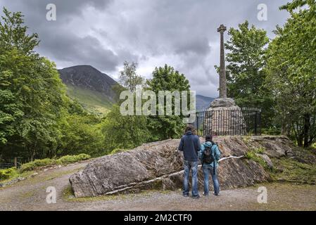 Denkmal mit keltischem Kreuz, das dem Massaker des Clans MacDonald von Glencoe im Jahr 1692 gedenkt, Glen Coe, Lochaber, Scottish Highlands, Schottland, UK | Monument commémorant le Massacre du Clan MacDonald of Glencoe de 1692, Glen Coe, Lochaber, Ecosse, Royaume-Uni 04/06/2017 Stockfoto