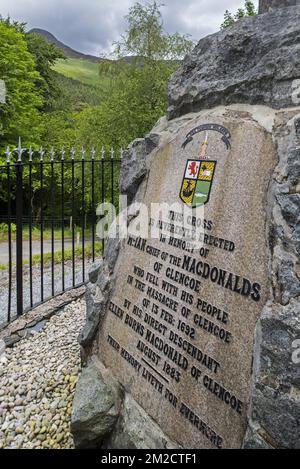 Denkmal zum Gedenken an das Massaker des Clans MacDonald von Glencoe im Jahr 1692, Glen Coe, Lochaber, Scottish Highlands, Schottland, UK | Monument commémorant le Massacre du Clan MacDonald of Glencoe de 1692, Glen Coe, Lochaber, Ecosse, Royaume-Uni 04/06/2017 Stockfoto