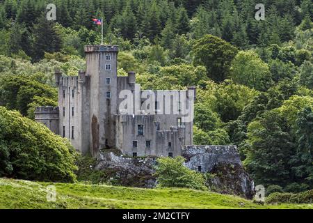 Dunvegan Castle, home of the Chiefs of Clan MacLeod on the Isle of Skye, Scottish Highlands, Scotland | Château de Dunvegan, île de Skye, Ecosse, Royaume-Uni 02/06/2017 Stock Photo