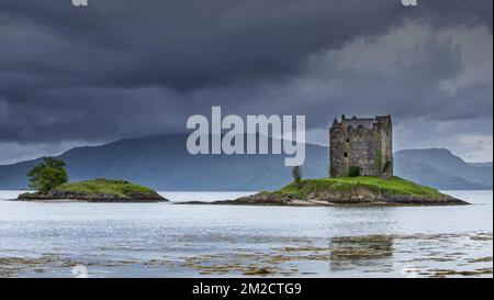 Castle Stalker, medieval four-story tower house / keep in Loch Laich, inlet off Loch Linnhe near Port Appin, Argyll, Scotland, UK | Château de Stalker, maison tour dans Loch Laich, bras de mer du Loch Linnhe à Port Appin, Argyll, Ecosse, Royaume-Uni 04/06/2017 Stock Photo