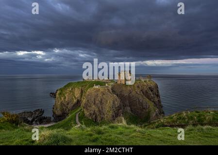 Bedrohliche dunkle Wolken über Dunnottar Castle, Ruine mittelalterliche Festung in der Nähe von Stonehaven auf Klippen entlang der Nordseeküste, Aberdeenshire, Schottland | Château de Dunnottar, forteresse médiévale en Ruine à Stonehaven, Aberdeenshire, Ecosse, Royaume-Uni 24/05/2017 Stockfoto