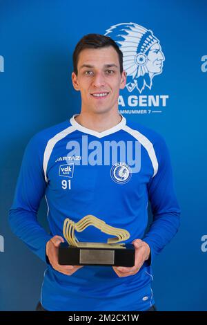 Gents Torhüter Lovre Kalinic posiert mit der Trophäe „Goldener Schuh“ für den besten Torhüter vor einem Training des KAA Gent Jupiler Pro League Clubs in Gent, Donnerstag, den 08. Februar 2018. BELGA FOTO JAMES ARTHUR GEKIERE Stockfoto