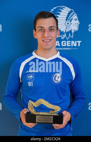 Gents Torhüter Lovre Kalinic posiert mit der Trophäe „Goldener Schuh“ für den besten Torhüter vor einem Training des KAA Gent Jupiler Pro League Clubs in Gent, Donnerstag, den 08. Februar 2018. BELGA FOTO JAMES ARTHUR GEKIERE Stockfoto