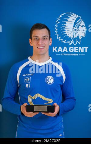 Gents Torhüter Lovre Kalinic posiert mit der Trophäe „Goldener Schuh“ für den besten Torhüter vor einem Training des KAA Gent Jupiler Pro League Clubs in Gent, Donnerstag, den 08. Februar 2018. BELGA FOTO JAMES ARTHUR GEKIERE Stockfoto