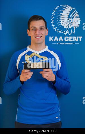 Gents Torhüter Lovre Kalinic posiert mit der Trophäe „Goldener Schuh“ für den besten Torhüter vor einem Training des KAA Gent Jupiler Pro League Clubs in Gent, Donnerstag, den 08. Februar 2018. BELGA FOTO JAMES ARTHUR GEKIERE Stockfoto