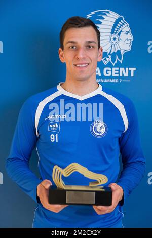 Gents Torhüter Lovre Kalinic posiert mit der Trophäe „Goldener Schuh“ für den besten Torhüter vor einem Training des KAA Gent Jupiler Pro League Clubs in Gent, Donnerstag, den 08. Februar 2018. BELGA FOTO JAMES ARTHUR GEKIERE Stockfoto