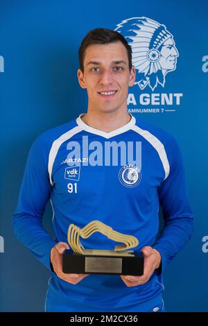 Gents Torhüter Lovre Kalinic posiert mit der Trophäe „Goldener Schuh“ für den besten Torhüter vor einem Training des KAA Gent Jupiler Pro League Clubs in Gent, Donnerstag, den 08. Februar 2018. BELGA FOTO JAMES ARTHUR GEKIERE Stockfoto