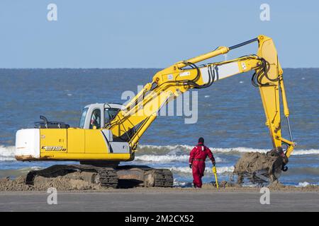 ADEDE Search & Recovery Team sucht nach deutschen Minen und nicht explodierten Kampfmitteln am Strand zwischen Wenduine und De Haan, Westflandern, Belgien | ADEDE Search & Recovery, spécialisée dans la Recherche et l'Extraction de munitions non explosées à la plage entre Wenduine et De Haan / Le Coq, Belgique 07/02/2018 Stockfoto