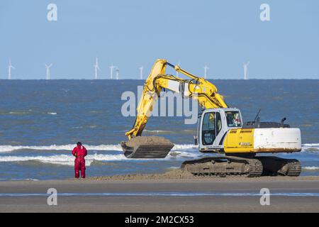 ADEDE Search & Recovery Team sucht nach deutschen Minen und nicht explodierten Kampfmitteln am Strand zwischen Wenduine und De Haan, Westflandern, Belgien | ADEDE Search & Recovery, spécialisée dans la Recherche et l'Extraction de munitions non explosées à la plage entre Wenduine et De Haan / Le Coq, Belgique 07/02/2018 Stockfoto