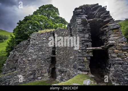 Dun Troddan Broch in der Nähe von Glenelg, zeigt Iron Age Drystone Hollow-Walled Structure, Ross and Cromarty, Scottish Highlands, Schottland, Großbritannien | Dun Troddan Broch, Tour conique et creuse en pierre sèche près de Glenelg, Ross and Cromarty, Ecosse, Royaume-Uni 03/06/2017 Stockfoto