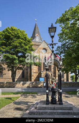 Anderson Memorial Trinkbrunnen vor der Dornoch Kathedrale, Pfarrkirche in der Kirche von Schottland, Sutherland, Highland, Schottland | Anderson Memorial Devant la Cathédrale de Dornoch, église paroissiale de l'église d'écosse, Sutherland, Ecosse, Royaume-Uni 26/05/2017 Stockfoto