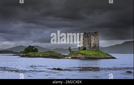 Castle Stalker, medieval four-story tower house / keep in Loch Laich, inlet off Loch Linnhe near Port Appin, Argyll, Scotland, UK | Château de Stalker, maison tour dans Loch Laich, bras de mer du Loch Linnhe à Port Appin, Argyll, Ecosse, Royaume-Uni 04/06/2017 Stock Photo