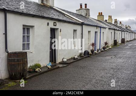 Eine Reihe weißer Arbeiterhäuser im ehemaligen Schieferbergbaudorf Ellenabeich auf der Insel Seil, Argyll und Bute, Schottland, Großbritannien | Maisons Blanches dans le Village Ellenabeich sur l'île de Seil, Argyll und Bute, Ecosse, Royaume-Uni 06/06/2017 Stockfoto