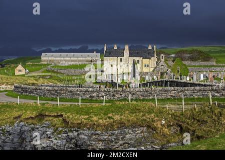 Schwarze Sturmwolken über der Ruine der Kirche und dem Balnakeil House, Herrenhaus aus dem 18.. Jahrhundert in der Nähe von Durness, Sutherland, Schottland | Maison Balnakeil près de Durness, Sutherland, Ecosse, Royaume-Uni 28/05/2017 Stockfoto