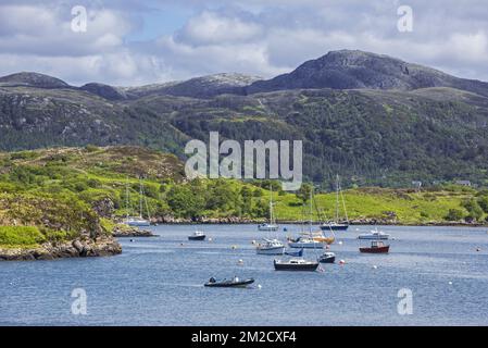 Sailing boats in natural harbour at Badachro near Gairloch on the shore of Gair Loch, Ross and Cromarty, Scotland, UK | Bateaux dans port naturel à Badachro près de Gairloch, Ross and Cromarty, Ecosse, Royaume-Uni 31/05/2017 Stock Photo