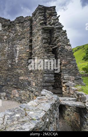 Dun Telve broch near Glenelg, showing Iron Age drystone hollow-walled structure, Ross and Cromarty, Scottish Highlands, Scotland, UK | Dun Telve broch, tour conique et creuse en pierre sèche près de Glenelg, Ross and Cromarty, Ecosse, Royaume-Uni 03/06/2017 Stock Photo