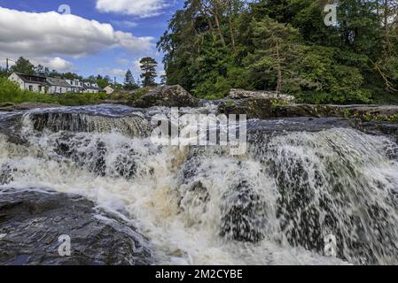 Falls of Dochart, whitewater rapid in the village Killin, Loch Lomond & The Trossachs National Park, Stirling, Scotland, UK | Les cascades Falls of Dochart à Killin, Stirling, Ecosse, Royaume-Uni 07/06/2017 Stock Photo