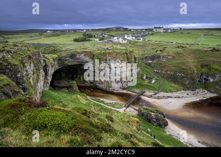 Smoo Cave, large combined sea cave and freshwater cave near Durness, Sutherland, Highland, Scotland, UK | La grotte de Smoo, caverne côtière près de Durness, Sutherland, Ecosse, Royaume-Uni 28/05/2017 Stock Photo