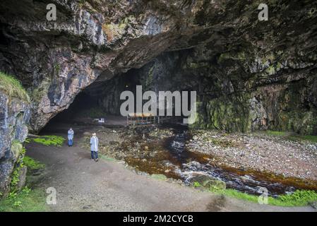 Tourists visiting Smoo Cave, large combined sea cave and freshwater cave near Durness, Sutherland, Highland, Scotland, UK | La grotte de Smoo, caverne côtière près de Durness, Sutherland, Ecosse, Royaume-Uni 28/05/2017 Stock Photo