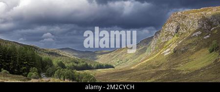 Berglandschaft mit dunklen Regenwolken über sonnigen Hügeln und Tälern in Wester Ross, Scottish Highlands, Schottland, Großbritannien | Montagnes et nuage de pluie à Wester Ross, Ecosse, Royaume-Uni 30/05/2017 Stockfoto