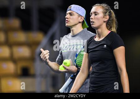 Mertens' coach and partner Robbe Ceyssens and Belgian Elise Mertens pictured during a training practice of the Belgian team ahead of this weekend's Fed Cup World Group Round 1 meeting between France and Belgium in La Roche-sur-Yon, France, Friday 09 February 2018. BELGA PHOTO LAURIE DIEFFEMBACQ Stockfoto