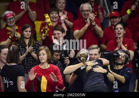 Belgischer Assistenztrainer Laurence Courtois, belgische Elise Mertens und der Trainer und Partner von Mertens, Robbe Ceyssens, feiern nach dem Gewinn eines Tennisspiels zwischen französischer Pauline Parmentier (WTA 91) und belgischer Elise Mertens (WTA 20), Das erste Treffen der Fed Cup World Group Runde 1 dieses Wochenendes zwischen Frankreich und Belgien in La Roche-sur-Yon, Frankreich, Samstag, den 10. Februar 2018. BELGA FOTO LAURIE DIEFFEMBACQ Stockfoto