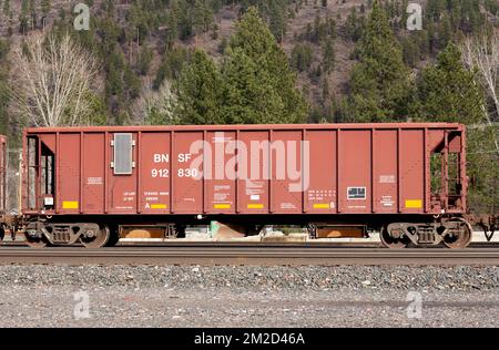 Troy, Montana, USA. 23. Februar 2021. Eine Reihe von Eisenbahntringwagen auf den Gleisen am BNSF-Bahnhof. Stockfoto