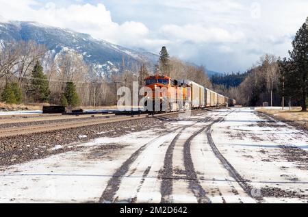 Eine BNSF Diesel-Elektro-Lokomotive, die durch den Eisenbahnhof in der Stadt Troy, Montana, fährt. Burlington Northern und Santa Fe Railway war Form Stockfoto