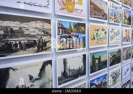 Sammlung von internationalen Vintage-Postkarten des frühen 20.. Jahrhunderts mit Zeichnungen und alten Fotografien von Urlaubszielen | Collection de vieilles cartes postales de destinations de vacances 18/02/2018 Stockfoto