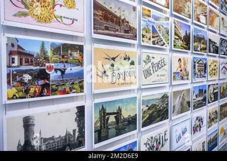 Sammlung von internationalen Vintage-Postkarten des frühen 20.. Jahrhunderts mit Zeichnungen und alten Fotografien von Urlaubszielen | Collection de vieilles cartes postales de destinations de vacances 18/02/2018 Stockfoto