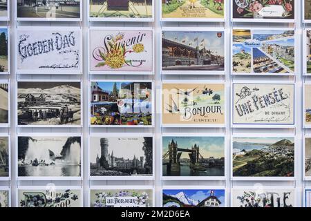 Sammlung von internationalen Vintage-Postkarten des frühen 20.. Jahrhunderts mit Zeichnungen und alten Fotografien von Urlaubszielen | Collection de vieilles cartes postales de destinations de vacances 18/02/2018 Stockfoto