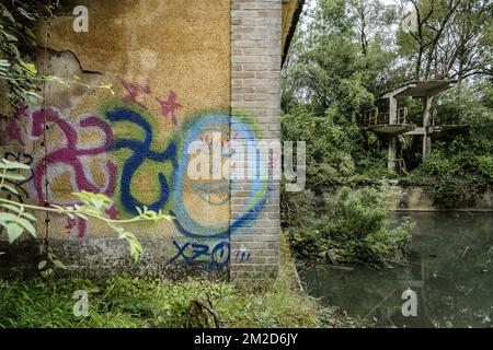 Industrielles Ödland - städtisches Industriegebäude und Schwimmbad verlassen | Friche d'une Piscine verlassen 19/02/2018 Stockfoto