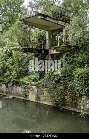 Industrielles Ödland - städtisches Industriegebäude und Schwimmbad verlassen | Friche d'une Piscine verlassen 19/02/2018 Stockfoto