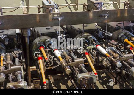 Spulen mit Garnen auf Spulenmaschine in Baumwollmühle/Spinnerei | Maschine à Bobiner dans filature cotonnière 11/02/2018 Stockfoto