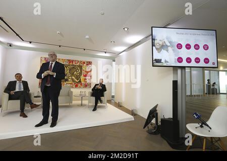 Johan Vankelecom, CFO von Belfius, Jos Clijsters, Vorstandsvorsitzender von Belfius, und Marc Raisiere, CEO von Belfius, bildeten auf einer Pressekonferenz die 2017-Jahres-Ergebnisse des Finanzinstituts Belfius am Freitag, den 23. Februar 2018 im Belfius-Turm in Brüssel. BELGA FOTO NICOLAS MAETERLINCK Stockfoto