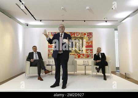 Johan Vankelecom, CFO von Belfius, Jos Clijsters, Vorstandsvorsitzender von Belfius, und Marc Raisiere, CEO von Belfius, bildeten auf einer Pressekonferenz die 2017-Jahres-Ergebnisse des Finanzinstituts Belfius am Freitag, den 23. Februar 2018 im Belfius-Turm in Brüssel. BELGA FOTO NICOLAS MAETERLINCK Stockfoto