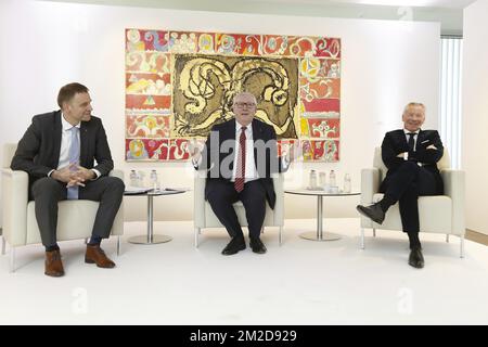 Johan Vankelecom, CFO von Belfius, Jos Clijsters, Vorstandsvorsitzender von Belfius, und Marc Raisiere, CEO von Belfius, bildeten auf einer Pressekonferenz die 2017-Jahres-Ergebnisse des Finanzinstituts Belfius am Freitag, den 23. Februar 2018 im Belfius-Turm in Brüssel. BELGA FOTO NICOLAS MAETERLINCK Stockfoto